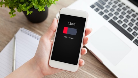 Een iPhone met een bijna lege batterij.